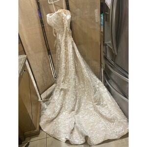 Elegant Lace Wedding‎ Dress Bridal Gown with Pearl Button Detail